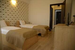 Отель Hotel Story Тыргу-Жиу Двухместный номер с 2 отдельными кроватями и балконом-4