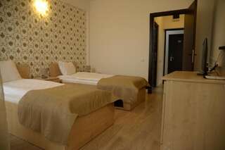 Отель Hotel Story Тыргу-Жиу Двухместный номер с 2 отдельными кроватями и балконом-6