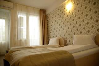 Отель Hotel Story Тыргу-Жиу Двухместный номер с 2 отдельными кроватями и балконом-7