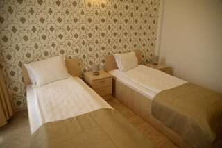 Отель Hotel Story Тыргу-Жиу Двухместный номер с 2 отдельными кроватями и балконом-9
