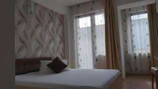 Отель Hotel Story Тыргу-Жиу Двухместный номер с 1 кроватью и балконом-1
